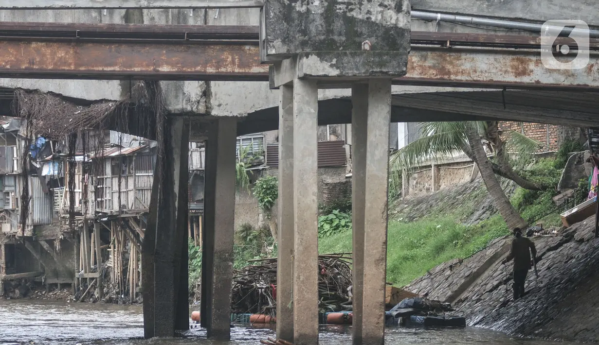 Aktivitas warga di bantaran Kali Ciliwung, Jakarta, Selasa (31/1/2023). Penjabat (Pj) Gubernur DKI Jakarta Heru Budi Hartono menargetkan normalisasi Ciliwung dapat terealisasi sepanjang 4,8 kilometer pada tahun 2023 sebagai upaya pengendalian banjir. Target itu hendak ia capai selama memimpin Kota Jakarta, merampungkan normalisasi di kawasan Jakarta Timur dan Jakarta Selatan. (merdeka.com/Iqbal S Nugroho)