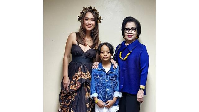 6 Momen Noah Sinclair Bareng Kakek Nenek, Selalu Diperhatikan