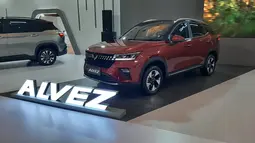Wuling Alvez menjadi pendatang baru yang ajaib di kelasnya. Mobil ini hadir dengan berbagai fitur seperti Adaptive Cruise Control, sunroof, serta jok kulit dengan harga dibawah Rp300 juta. SUV kompak dari Wuling ini menggunakan mesin 1.500cc 4-silinder NA dengan keluaran tenaga 105 Hp dengan torsi 143 Nm. Alvez dijual mulai dari Rp209 juta sampai Rp295 juta.