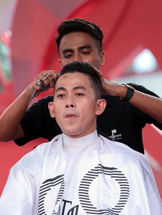 Pelantun lagu 123456 itu mengaku di ajak oleh presenter yang juga duta Yayasan Kasih Anak Kanker Indonesia, Indra Bekti. Budi ikut mencukur rambutnya sebagai bentuk dukungannya. Apalagi ini terkait kegiatan sosial. (Deki Prayoga/Bintang.com)