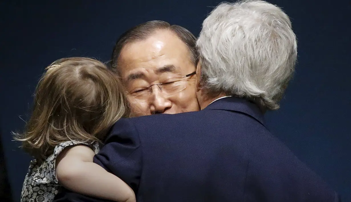 Sekjen PBB, Ban Ki -moon (tengah) berbincang dengan Menteri Luar Negeri AS John Kerry yang membawa cucunya di Markas Besar PBB, Manhattan, New York, AS (22/4). Menteri Luar Negeri AS membawa cucunya yang masih berusia dua tahun. (REUTERS / Carlo Allegri)