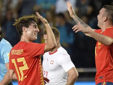 Bek Spanyol, Alvaro Odriozola, merayakan gol yang dicetaknya ke gawang Swiss pada laga persahabatan di Stadion La Ceramica, Vila-real, Minggu (3/6/2018). Kedua negara bermain imbang 1-1. (AFP/Jose Jordan)