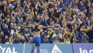 Penyerang Rosario Central #11, Angel di Maria, merayakan gol penaltinya dalam Turnamen Clausura Liga Sepak Bola Profesional Argentina 2025 antara Rosario Central dan Godoy Cruz di Stadion Gigantes de Arroyito, Rosario, Argentina, pada 12 Juli 2025. (Marcelo Manera/AFP)