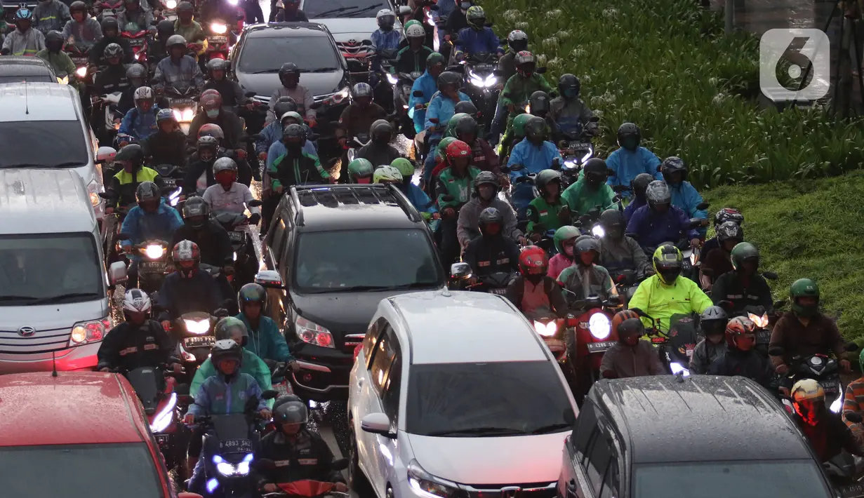 Kendaraan terjebak macet saat melintasi jalan Jenderal Sudirman Jakarta, Senin (16/3/2020). Peniadaan sementara aturan ganjil-genap  terkait dengan penyebaran virus corona Covid-19 membuat kemacetan terjadi di sejumlah wilayah Jakarta. (Liputan6.com/Angga Yuniar)