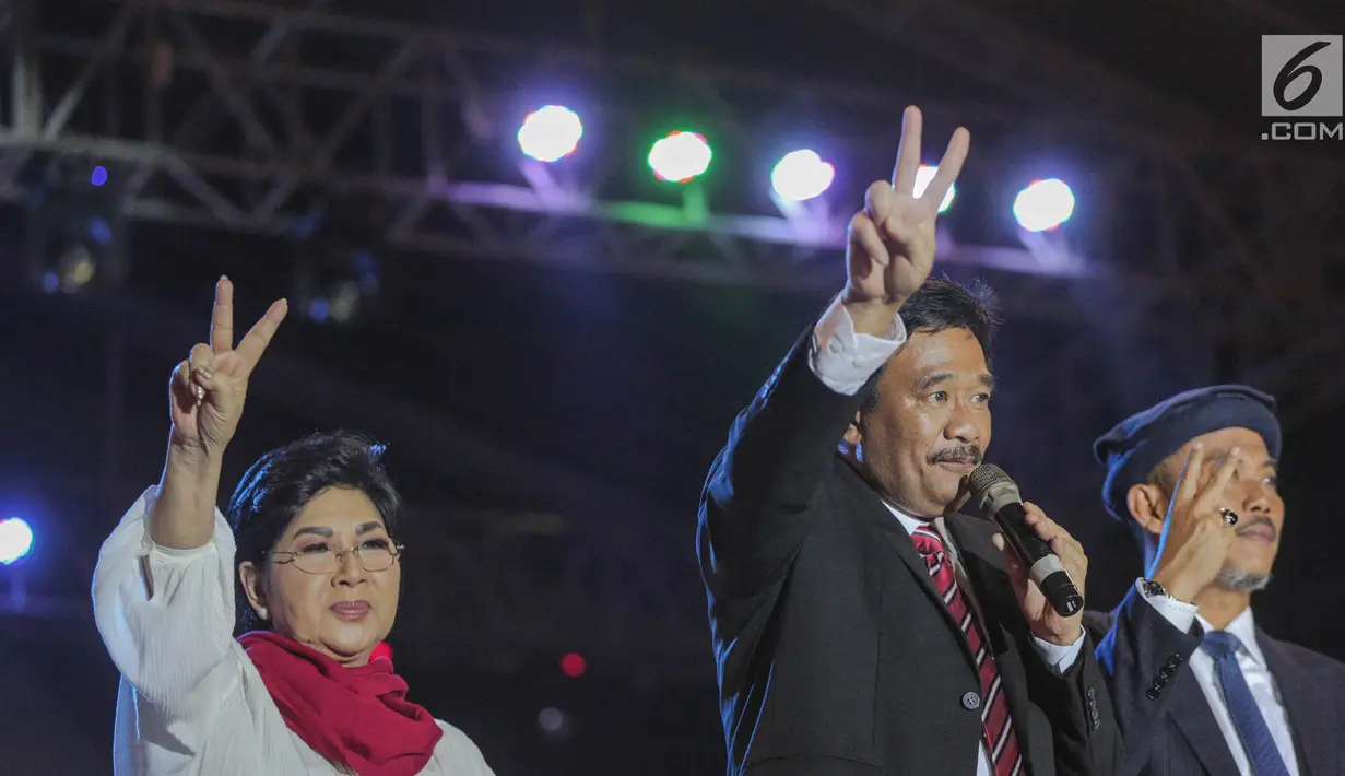 Penyanyi Titiek Puspa (kiri), Gubernur DKI Jakarta, Djarot Saiful Hidayat (tengah) dan Ketua DPRD DKI Jakarta Prasetyo Edi Marsudi (kanan) menyapa warga dan simpatisan di Lapangan Banteng, Jakarta, Sabtu (14/10). (Liputan6.com/Faizal Fanani)