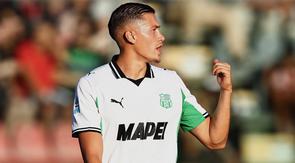 Aksi Jay Idzes bersama Sassuolo saat bertandang ke markas Cremonese dalam laga pekan kedua Serie A 2025/2025, Jumat (29/8/2025). (Instagram Jay Idzes)