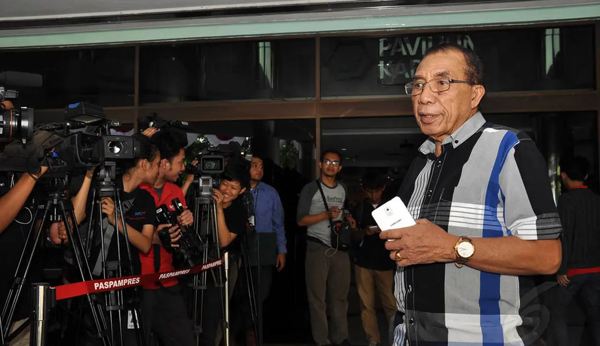 Max Sopacua yang tiba pukul 14:00 WIB ini terpaksa tak jadi menemui Ketua DPR Marzuki Alie yang sedang dirawat di RSPAD Gatot Subroto, Jakarta, Sabtu (16/8/14). (Liputan6.com/Miftahul Hayat)