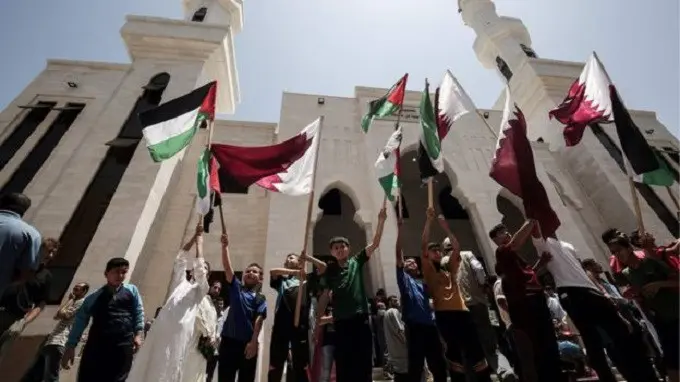 Sebuah aksi dukungan yang diadakan di Gaza dalam sebuah demonstrasi solidaritas untuk Qatar (AFP)