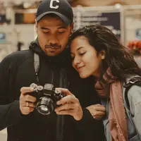 Putri Marino dan Chicco Jerikho selalu terlihat kompak saat traveling. Seperti saat keduanya sama-sama melihat ke layar kamera. Keseriusan keduanya saat memperhatikan kamera ini mencuri perhatian publik. (Liputan6.com/IG/@putrimarino)