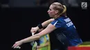 Tunggal puteri Denmark, Natalia Koch Rohde melakukan pukulan pertama ke arah Chen Xiaoxin (Tiongkok) pada babak pertama turnamen Indonesia Masters 2018 di Istora Senayan, Jakarta, Rabu (24/1). Natalia kalah 10-21, 3-21. (Liputan6.com/Helmi Fithriansyah)