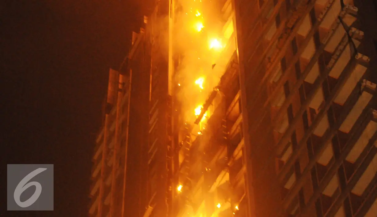 Penampakan apartemen Neo Soho yang terbakar, Jakarta, Rabu (9/11). Belum diketahui apa penyebab kebakaran ini. (Liputan6.com/Helmi Afandi)