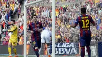 Bintang Barcelona Lionel Messi mencetak gol ke gawang Deportivo La Coruna (REUTERS/Albert Gea)