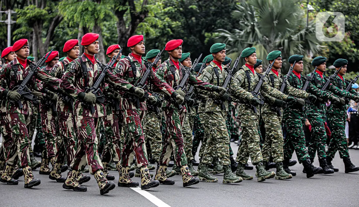 Pasukan TNI menampilkan pertunjukan di depan Istana Merdeka, Jakarta, Rabu (5/10/2022). Kegiatan yang diikuti oleh seluruh kesatuan jajaran TNI ini dalam rangka menyambut HUT ke-77 TNI. (Liputan6.com/Faizal Fanani)