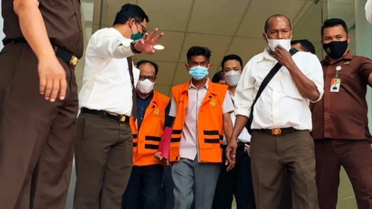 Petugas Kejati Riau menggiring dua tersangka perusakan turap danau tajwid untuk dibawa ke penjara.