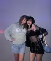 Lisa BLACKPINK rela terbang ke Singapura untuk menyaksikan konser Eras Tour Taylor Swift. Tak hanya sebagai penonton, tapi juga sebagai bestie dengan Taylor Swift. [@lalalalisa_m]