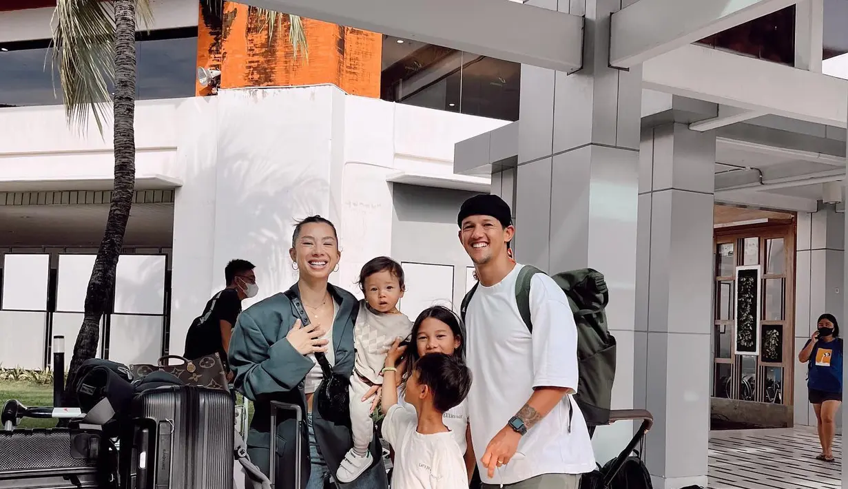Airport style juga jadi tren penting yang dipopulerkan para seleb yang mengutamakan kenyamanan namun tetap fashionable. (Foto: Instagram @jenniferbachdim)