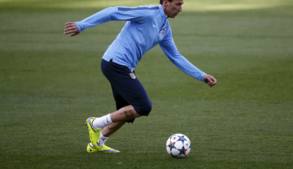 Mario Mandzukic berlatih dribble jelang melakoni pertandingan gengsi tinggi kontra Real Madrid (REUTERS/Juan Medina)