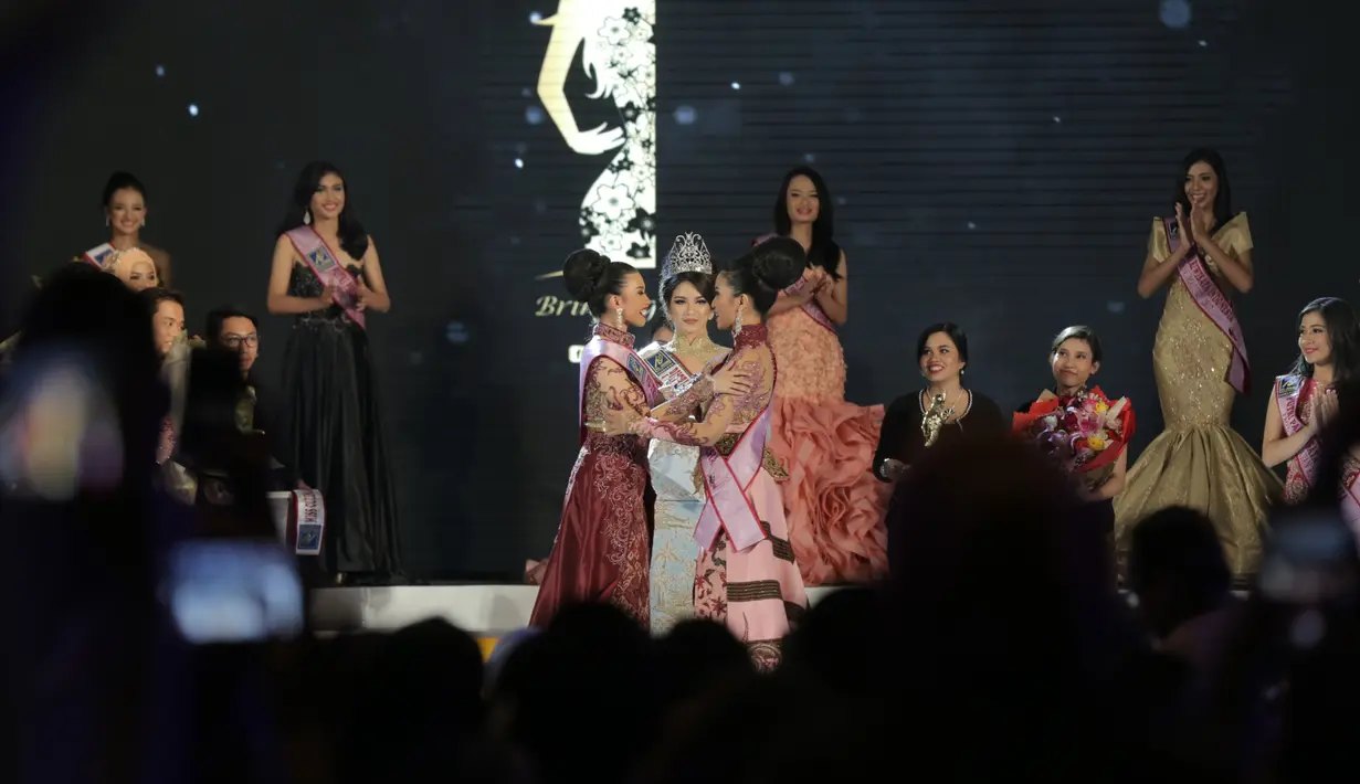 "Tentunya saya akan terus membantu langkah Kementerian Pariwisata untuk mengangkat wisata Indonesia ke dunia. Dengan semua bekal yang saya punya, saya akan angkat Indonesia melalui kekayaan pariwisata," ungkap Astari. (Nurwahyunan/Bintang.com)