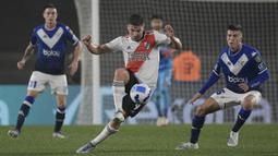 Julian Alvarez (tengah) merupakan pemain muda asal Argentina yang pada musim panas ini bergabung dengan Manchester City. Jika Alvarez bisa mendapatkan kepercayaan Pep Guardiola, ia punya semua yang dibutuhkan untuk menjadi pemain kelas dunia. Rekor mencetak gol yang dimilikinya sudah membuktikannya sendiri saat membela River Plate musim lalu dengan mencetak 18 gol dalam 26 pertandingan. (AFP/Juan Mabromata)