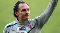 Gaya pelatih Timnas Italia Cesare Prandelli usai sesi latihan jelang laga pemanasan Euro 2012 melawan Luksemburg, di Ennio Tardini, 28 Mei 2012. AFP PHOTO / ALBERTO LINGRIA