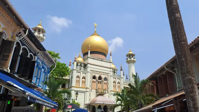 Wisatawan asing mengunjungi Masjid Sultan di kawasan Kampong , Singapura, Jumat (6/10/2023). (Foto:Liputan6.com/Agustina Melani)