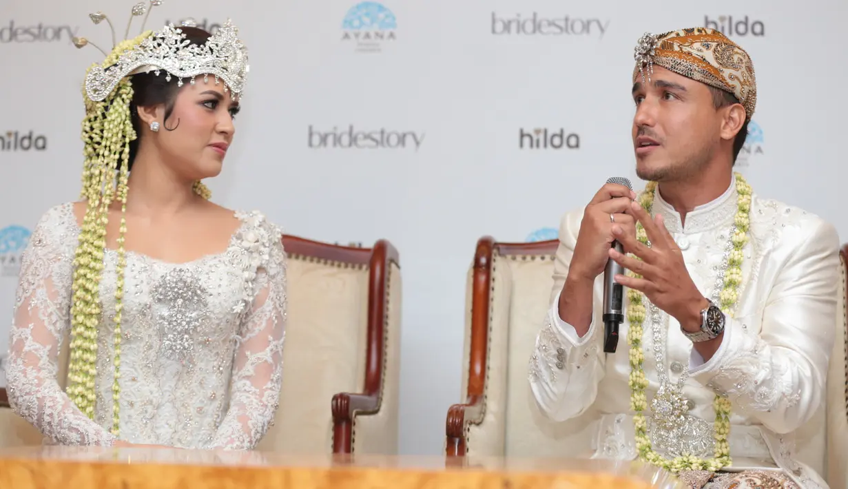 Dengan sekali tarikan napas, Hamish dengan lancar mengucapkan ijab kabul itu, setelah kata ‘Sah’ terdengar dari saksi dan para hadirin yang menyaksikan, perasaan lega sangat terlihat dari wajah Hamish.  (Adrian Putra/Bintang.com)