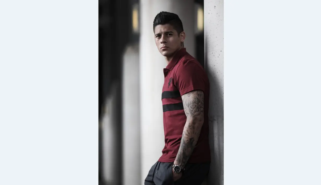 Tatapan mata serius Marcos Rojo saat bergaya di depan kamera. (Manutd.com)