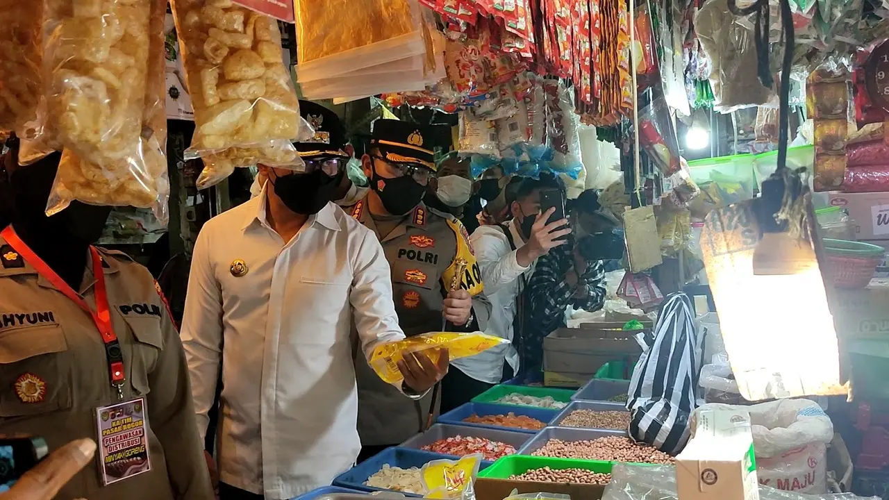 Wali Kota Bogor Bima Arya memantau ketersediaan minyak goreng di Kota Bogor. (Liputan6.com/Achmad Sudarno)