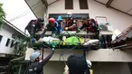Seorang pria dievakuasi oleh tim penyelamat untuk diangkut melewati banjir di Hat Yai, Provinsi Songkhla, Thailand selatan, pada Rabu 26 November 2025. Banjir parah masih menggenangi wilayah selatan Thailand, terutama kota Hat Yai di Provinsi Songkhla hingga hari ini Rabu (26/11/2025). (Sarot Meksophawannakul/THAI NEWS PIX/AFP)