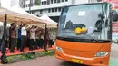 Menkumham Yasona Laoly melepas ratusan pegawai dan keluarganya untuk mudik bersama ke kampung halaman, Jakarta (22/6). Ada 5 bus yang digunakan dalam mudik bersama ini. (Liputan6.com/Helmi Afandi) 