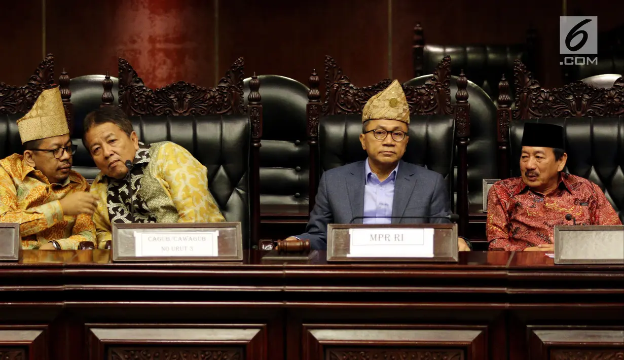 Ketua MPR Zulkifli Hasan (dua kanan) bersama cagub dan cawagub Lampung menghadiri sosilisasi Empat Pilar MPR di Jakarta, Jumat (9/3). Zulkifli berharap peserta pilkada bisa berkampanye dengan wajar tanpa menghalalkan segala cara. (Liputan6.com/JohanTallo)