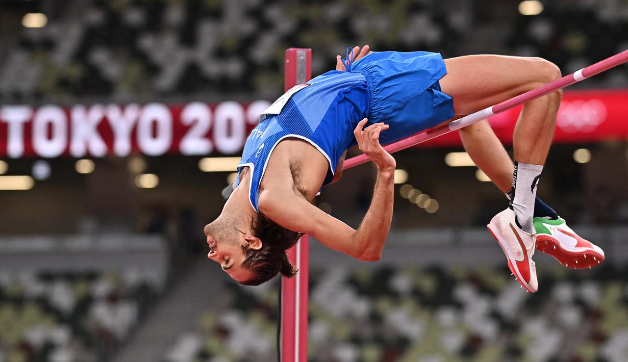 Namun, keduanya gagal melakukannya dalam tiga kali percobaan. Sehubungan dengan skor yang berakhir seri, mereka pun langsung menemui ofisial Olimpiade dan diputuskan untuk mendapatkan dua medali emas secara bersamaan. (Foto: AFP/Ben Stansall)