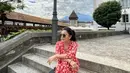 Selama liburan di Swiss, Mayang selalu memakai branded stuff dari ujung kepala hingga ujung kaki. Sandalnya dari rumah mode ternama, pun dengan tas yang ia tenteng.(instagram.com/mayangsari_official)