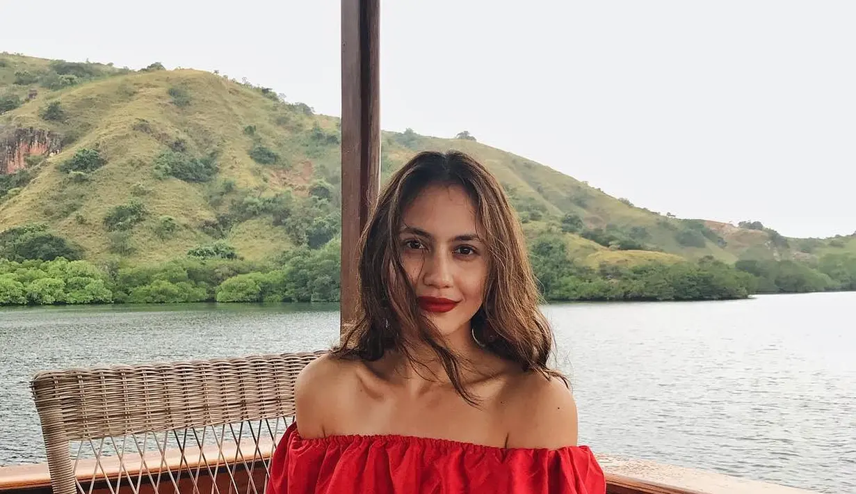 Pevita Pearce dibalut off-the-shoulder dress berwarna merah. Pesona kecantikan natural diperlihatkan dengan kombinasi pulasan lipstik merah yang dikenakan Pevita. [Foto: Instagram/pevpearce]