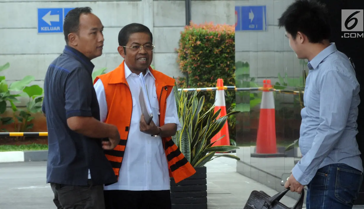 Mantan Sekjen Golkar, Idrus Marham (rompi oranye) tiba di Gedung KPK, Jakarta, Jumat (28/12). Berkas perkara Idrus Marham terkait kasus suap pembangunan PLTU Riau-1 telah lengkap atau P21 dan siap untuk disidangkan. (Merdeka.com/Dwi Narwoko)