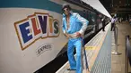 Seorang penggemar Elvis berpose di stasiun Central sebelum naik kereta ke The Parkes Elvis Festival, di Sydney (11/1). Mereka mengenakan kostum mirip Elvis Presley untuk mengahadiri The Parkes Elvis Festival.  (AFP Photo/Peter Parks)