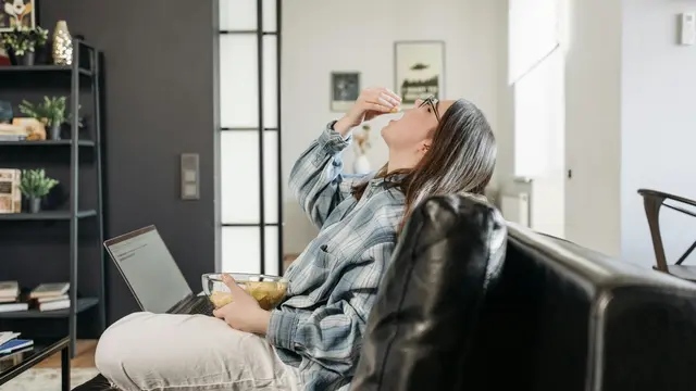 Makan karena Lapar atau Hanya Emotional Eating? Ini Cara Membedakannya