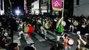Festival ini diakhiri dengan kontes menari "Eisa" di antara kelompok anak muda dari komunitas di seluruh Kepulauan Okinawa. (AP Photo/Hiro Komae)