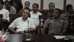 Bupati Tangerang, Ahmed Zaki Iskandar (kiri) menghadiri panggilan Ombudsman Republik Indonesia (ORI) di Jakarta, Jumat (20/5). Pemanggilan tersebut terkait dengan upaya penggusuran paksa Kampung Nelayan Dadap, Banten. (Liputan6.com/Faizal Fanani)