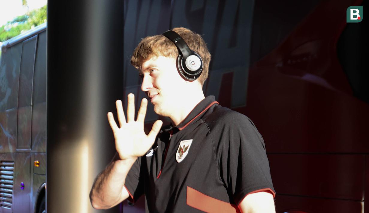 Penyerang Timnas Indonesia, Ole Romeny, tiba di Hotel Fairmont, Jakarta pada Jumat (21/3/2025).