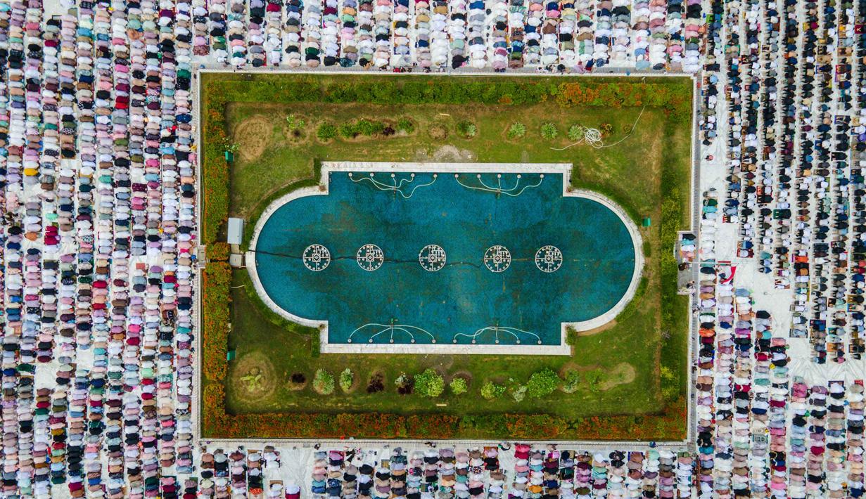Foto udara menunjukkan para jemaah Muslim melaksanakan salat Idul Adha di Masjid Raya Baiturrahman, Banda Aceh pada Rabu 27 Mei 2026. (CHAIDEER MAHYUDDIN/AFP)