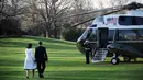 Presiden Amerika Serikat (AS) ke-44, Barack Obama menggandeng tangan sang istri, Michelle Obama, saat berjalan menuju helikopter kepresidenan Marine One untuk memulai perjalanan ke Eropa, di Gedung Putih, Washington, 31 Maret 2009. (AFP PHOTO / TIM SLOAN)
