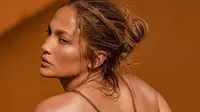 Jennifer Lopez atau JLo. (dok. Instagram @jlobeauty/https://www.instagram.com/p/CIOiuLLFW4_/)