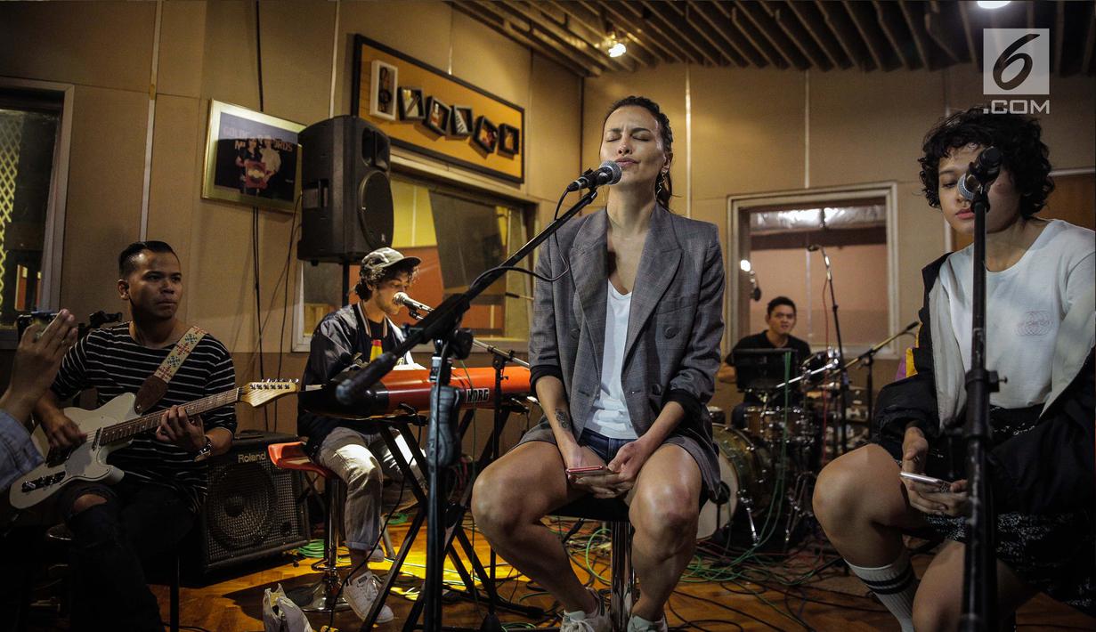 Aktris Sophia Latjuba saat latihan bersama band NeV+ di Musica Studio, Jakarta, Jumat (26/1). NeV+ bersama Sophia Latjuba akan membawakan salah satu lagu hits dari Nidji dalam acara Love and Fabulous Festival (LAFF) 2018. (Liputan6.com/Faizal Fanani)