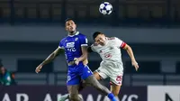 Striker Persib Bandung, Ramon Tanque berduel dengan bek Bangkok United, Suphan Thongsong dalamlaga keenam Grup G AFC Champions League 2 2025/2026 yang digelar di Stadion Gelora Bandung Lautan Api, Bandung, Rabu (10/12/2025). (Dok. Bangkok United)