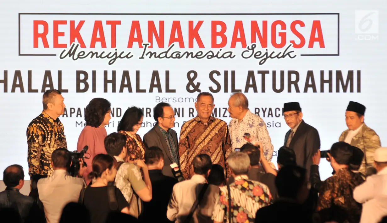 Menteri Pertahanan Ryamizard Ryacudu (empat kanan) foto bersama dengan sejumlah tokoh saat Silaturahmi dan Halalbihalal bersama Presidium Alumni 212 di Hotel Sangri-la, Jakarta, Kamis (27/6/2019). (merdeka.com/Iqbal Nugroho)