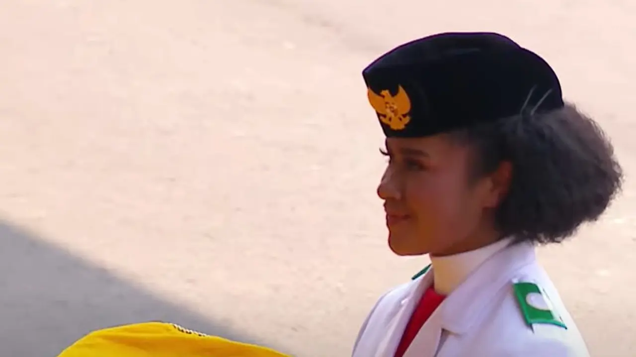 Mengenal sosok paskibraka nasional pembawa baki bendera merah putih asal Papua Pegunungan bernama Lilly Indriani Suparman Wenda pada Upacara HUT RI ke 78 di Istana Merdeka, Jakarta. (Foto: Tangkapan Layar Youtube Sekretariat Presiden)