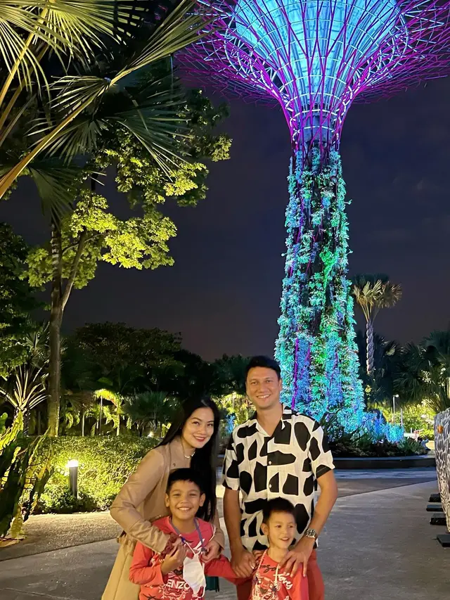 Menginap di Bawah Air, ini 7 Potret Liburan Titi Kamal dan Keluarga ke Singapura