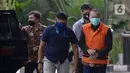 Mantan Sekretaris MA, Nurhadi (rompi oranye) berjalan akan menjalani pemeriksaan perdana pasca penahanan oleh penyidik di Gedung KPK, Jakarta, Rabu (10/06/2020). (merdeka.com/Dwi Narwoko)