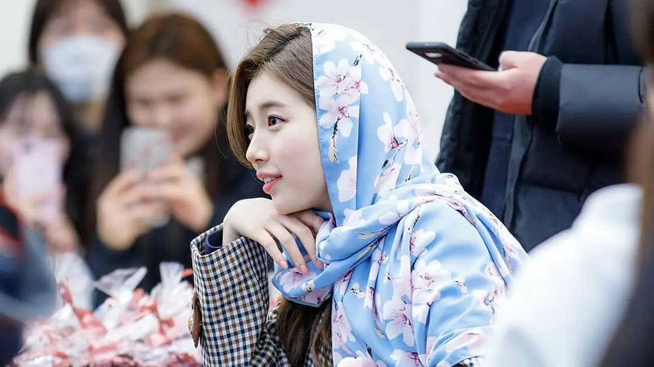 [Bintang] Pakai Kerudung, Suzy Terlihat Cantik Menawan